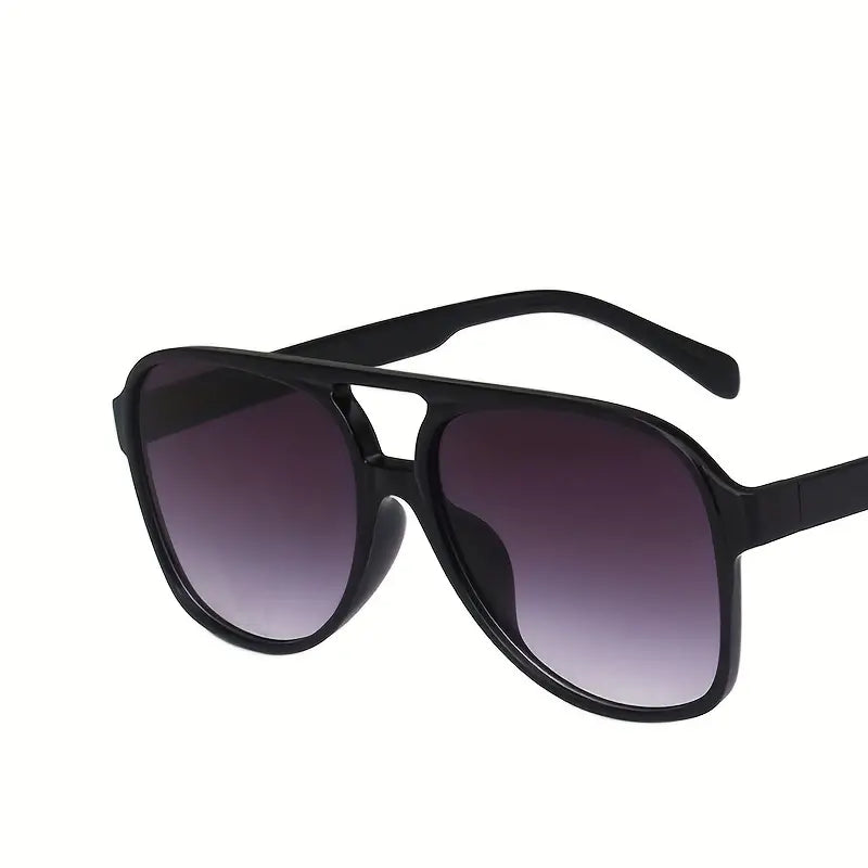 Moderne Unisex Sonnenbrille im Retro-Stil mit großem Rahmen und zuverlässigem UV-Schutz.