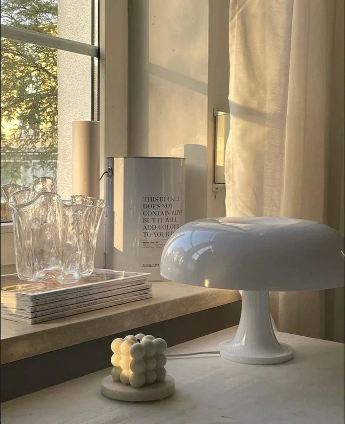 Stilvolle dimmbare Pilzlampe, LED, kabellos, in warmem Orange, spendet dekoratives und angenehmes Licht.