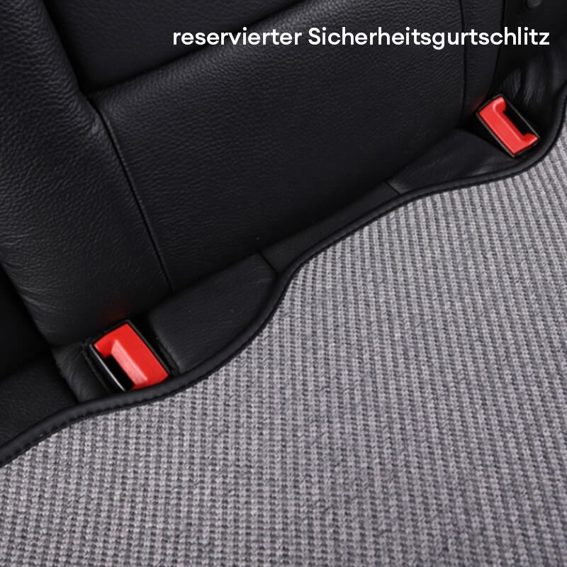 Ein glücklicher Hund entspannt auf dem kratzfesten Chenille Autositzbezug während der Fahrt.