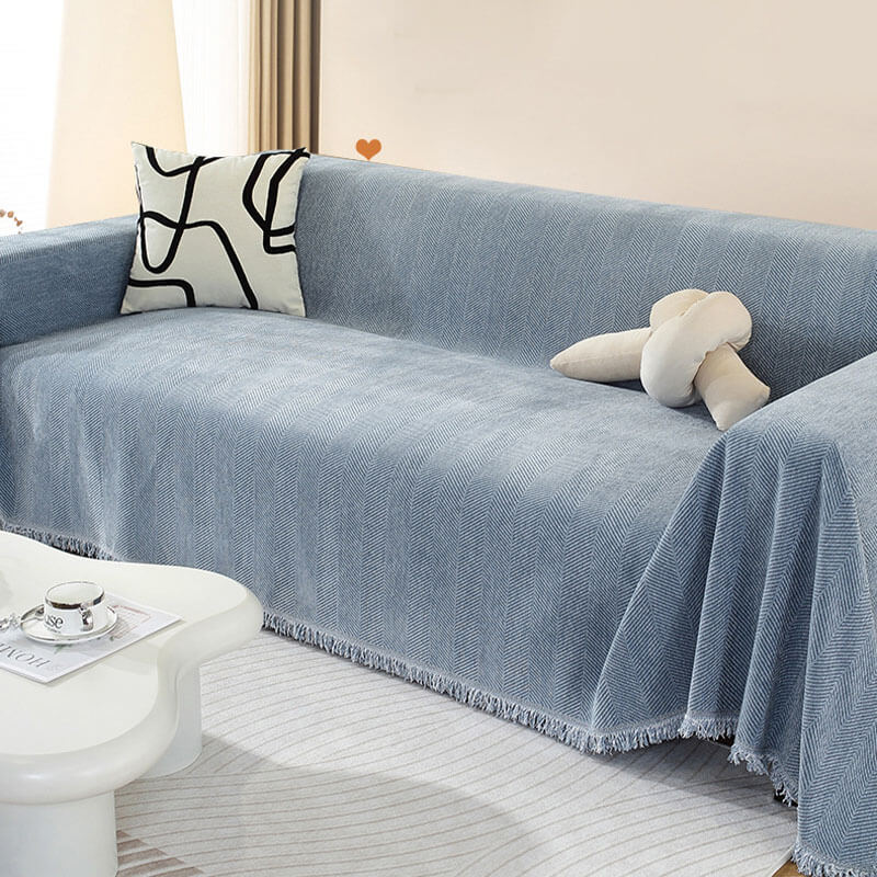 Chenille Sofabezug mit Fischgrätenmuster & Quasten für stilvollen Möbelschutz im Wohnzimmer.