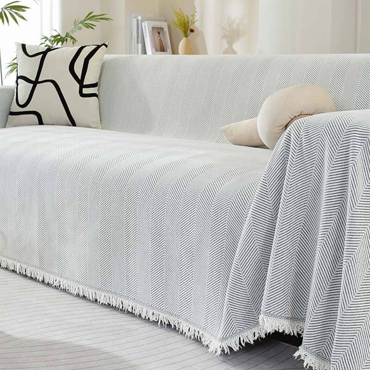 Bequemer Chenille Sofabezug mit Fischgrätenmuster für mehr Gemütlichkeit im Wohnzimmer.