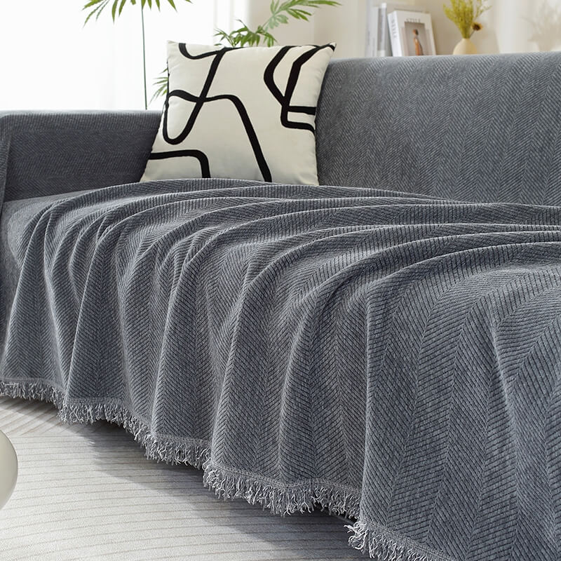 Weicher Chenille Sofabezug mit elegantem Fischgrätenmuster & dekorativen Quasten.