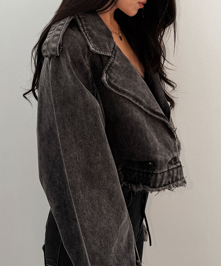 Trendige Damenjacke, kurzer Schnitt. Ideal als Übergangsjacke, passt zu vielen Streetwear-Looks.