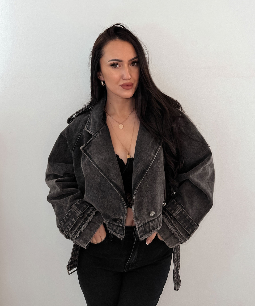 Elegante Damenjacke in Kurzform. Mit elastischem Saum und modernem Design. Must-have für Frühling/Herbst.