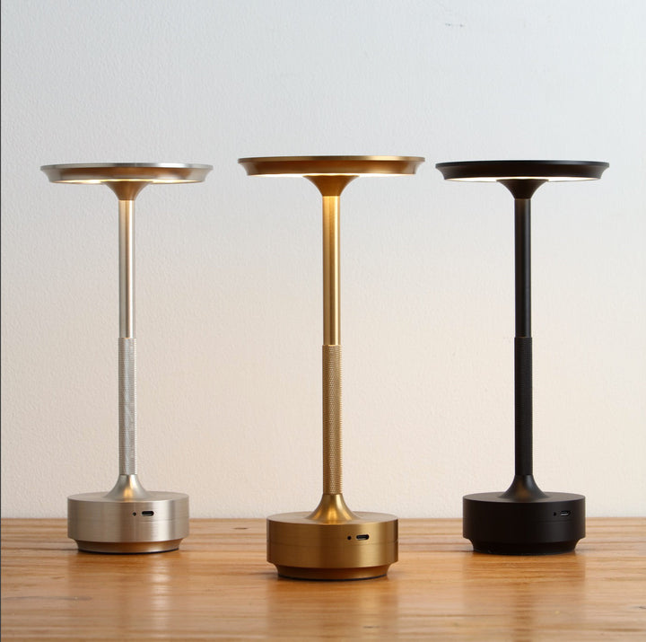 ClarityGlow LED-Tischlampe kabellos, dimmbar, Aluminium, für luxuriöses Ambiente.