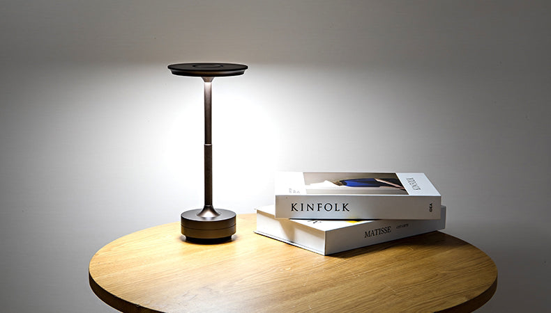 ClarityGlow Wohnzimmerlampe: Elegante, kabellose LED-Tischlampe aus Aluminium mit Dimmfunktion.