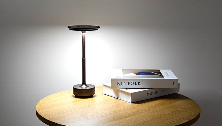 ClarityGlow Wohnzimmerlampe: Elegante, kabellose LED-Tischlampe aus Aluminium mit Dimmfunktion.
