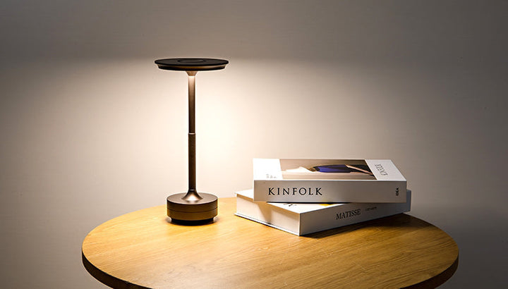 ClarityGlow Aluminium-Tischlampe, kabellos, dimmbar, als Blickfang in jedem Raum.