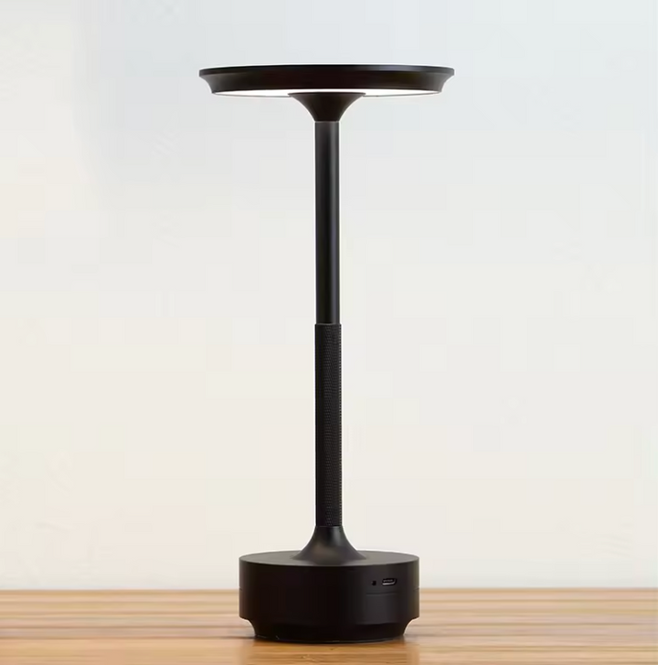 Tragbare ClarityGlow LED-Lampe, USB-aufladbar, dimmbar, perfekt für gemütliche Lesestunden.