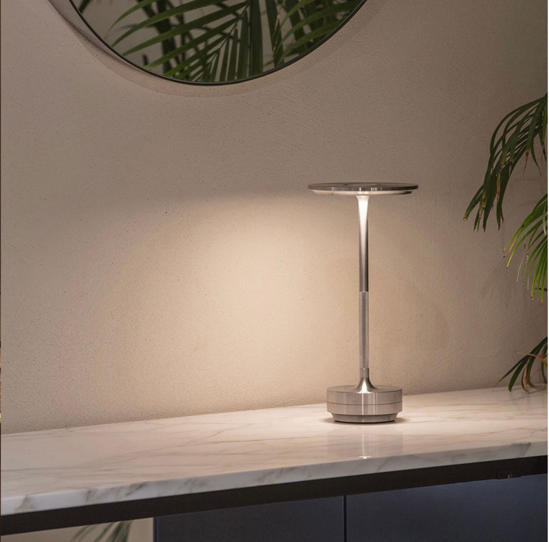 Zeitlose ClarityGlow Designlampe, kabellos, dimmbar, IP44, perfekt für vielseitige Nutzung.