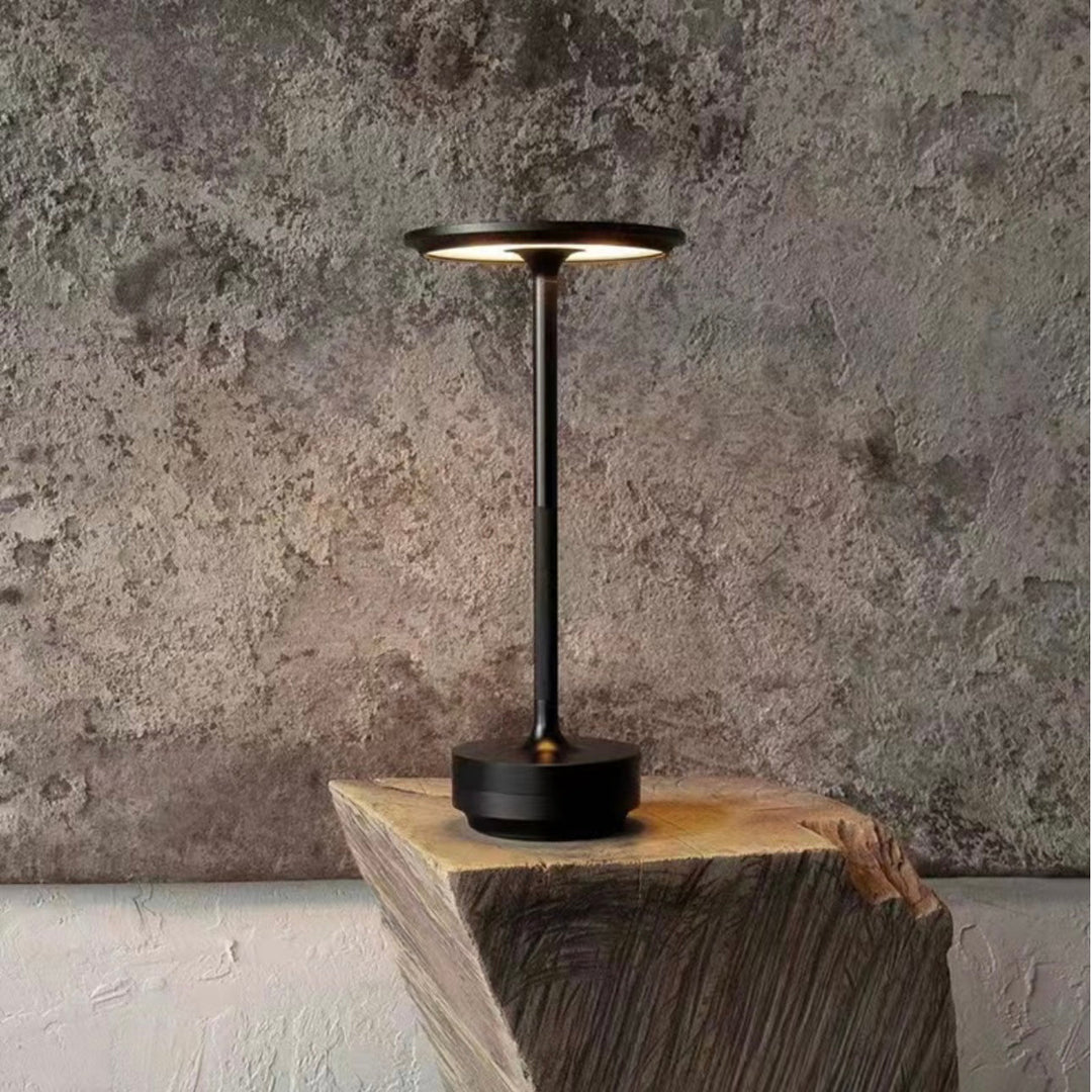 Stilvolle ClarityGlow Innen-/Außenbeleuchtung, kabellos, dimmbar, Aluminium, USB-aufladbar.