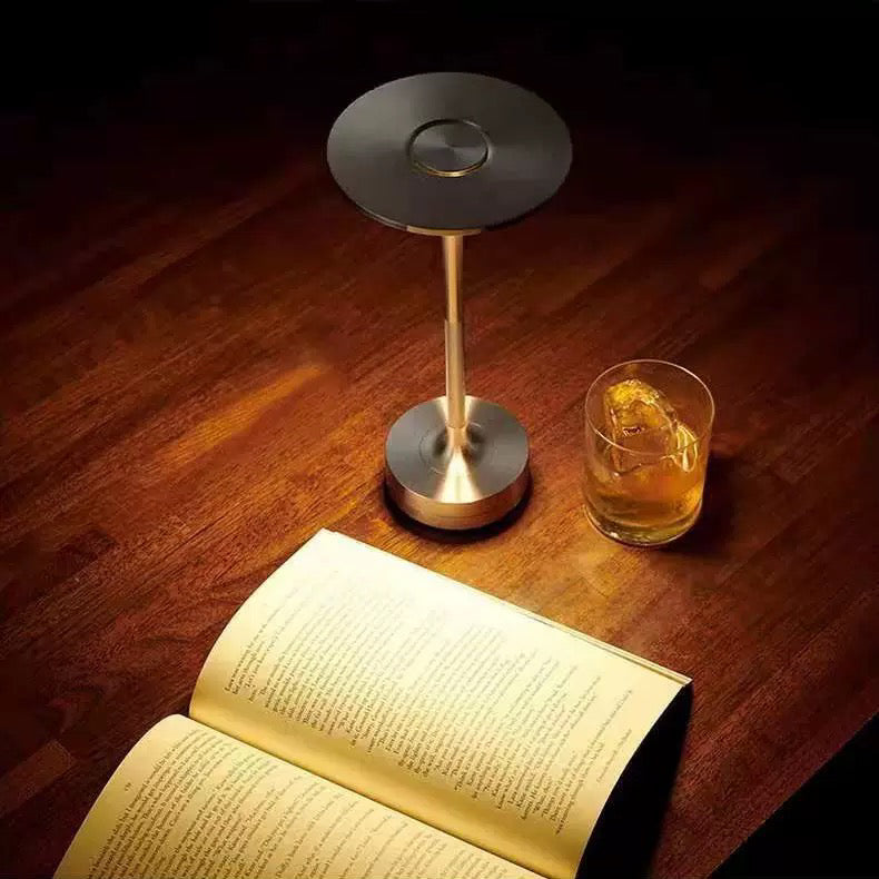 Wetterfeste (IP44) ClarityGlow LED-Lampe für Terrasse und Balkon, kabellos & tragbar.