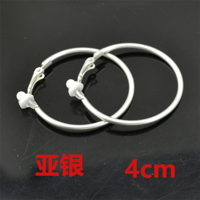Goldfarbene Damen Clip-Hoop-Ohrringe; eleganter, runder Schmuck ohne Piercing, ideal als Geschenk.