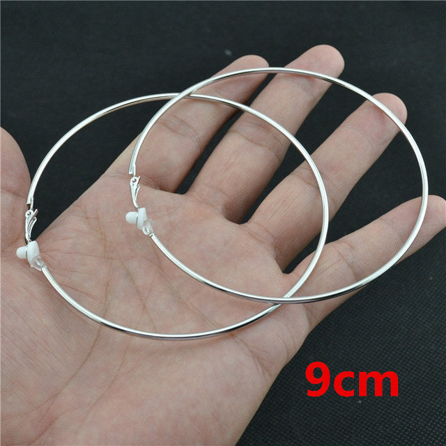 Silberfarbene Clip-Hoop-Ohrringe für Damen; moderner Edelstahlschmuck, bequem und ohne Piercing.