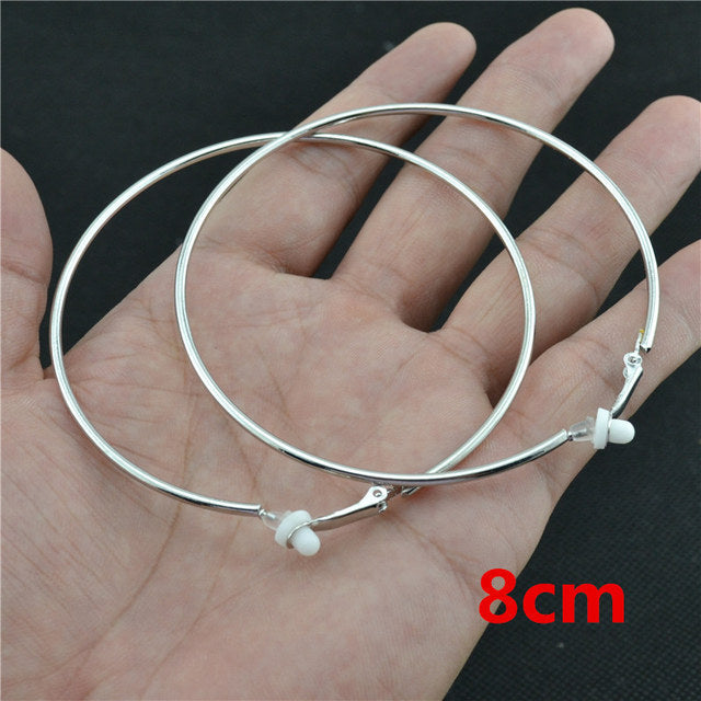Goldfarbene Damen Clipohrringe, minimalistisch; eleganter Ohrschmuck ohne Piercing, runder Stil.
