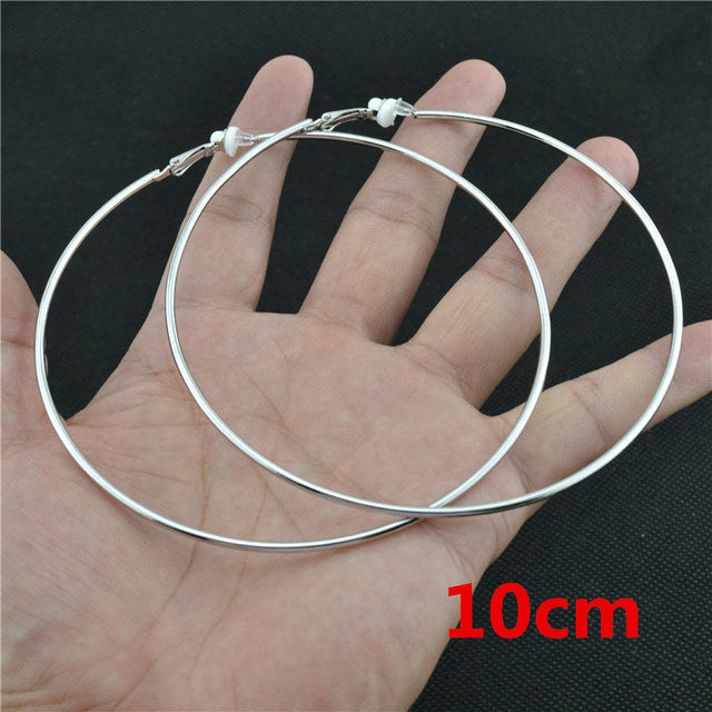 Elegante goldfarbene Clipohrringe für Damen; hochwertiger Edelstahlschmuck, runder Hoop-Stil.