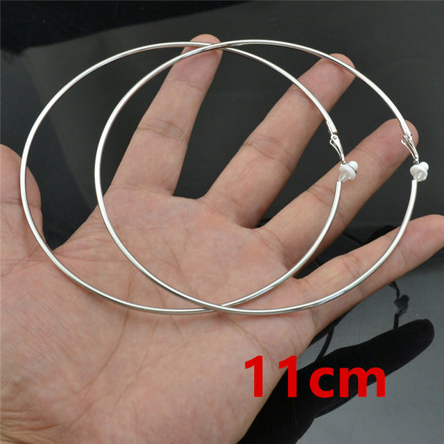 Zeitlose silberfarbene Clipohrringe, runder Schmuck; bequeme Damenaccessoires ohne Piercing.