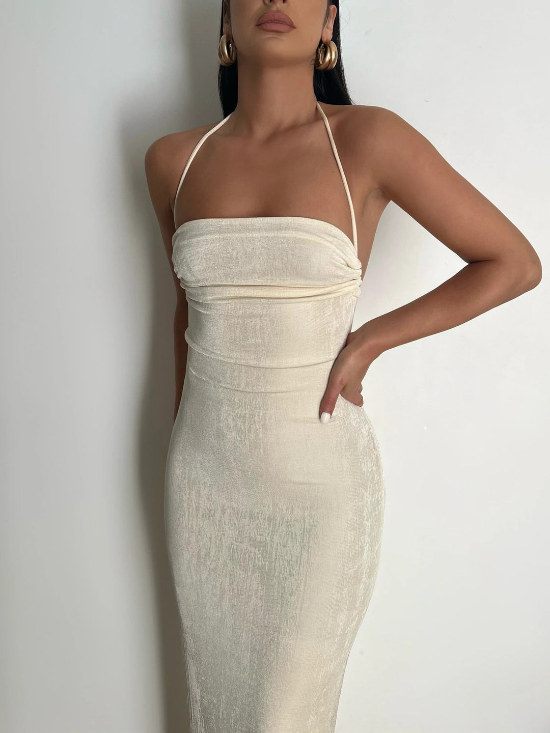 Damen Sommerkleid mit tiefem Rücken, ärmellos und elegant, perfekt für Strand und Party.