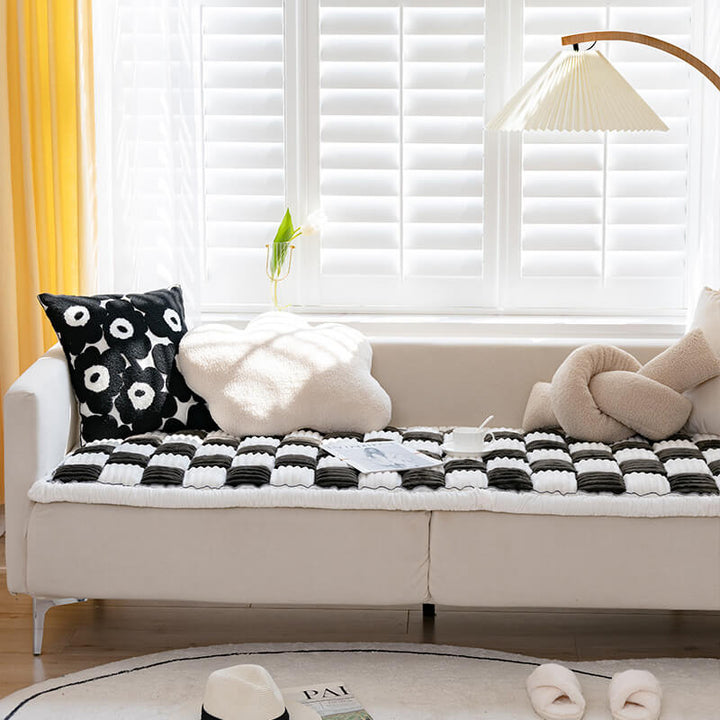 Luxuriöser cremefarbener Sofabezug mit Karomuster, flauschig für ein stilvolles Wohnzimmer.