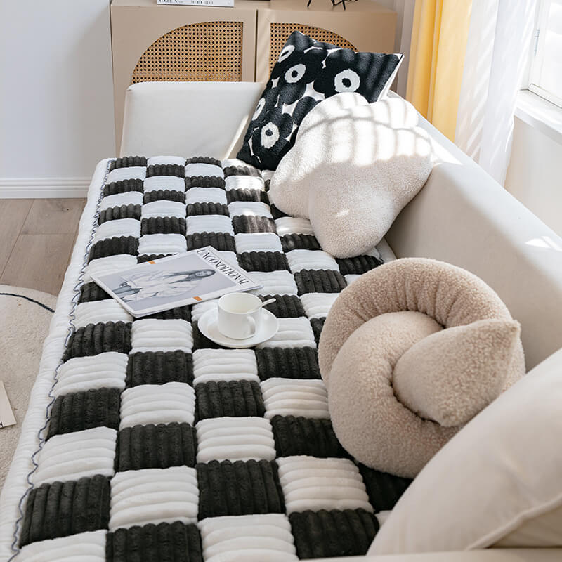 Waschbarer, cremefarbener Sofabezug mit Karomuster; flauschig und ideal für Familien mit Haustieren.