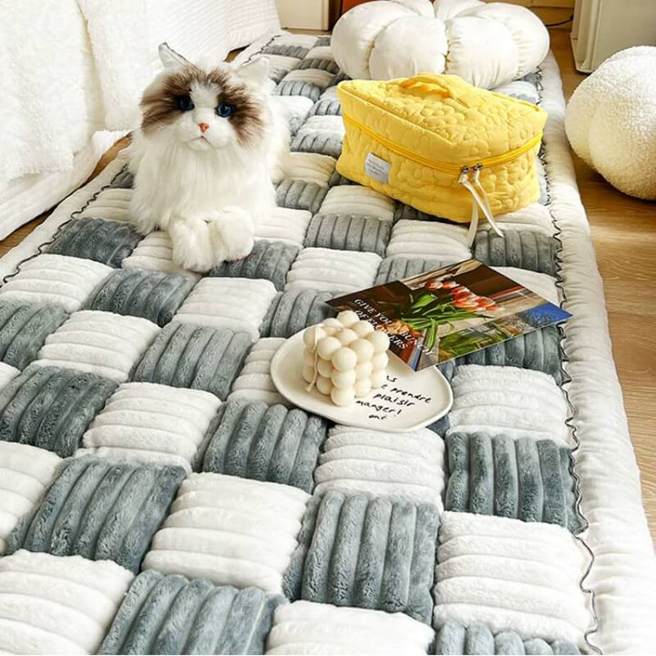 Eleganter cremefarbener Sofabezug mit Karomuster; flauschig und sehr dekorativ.