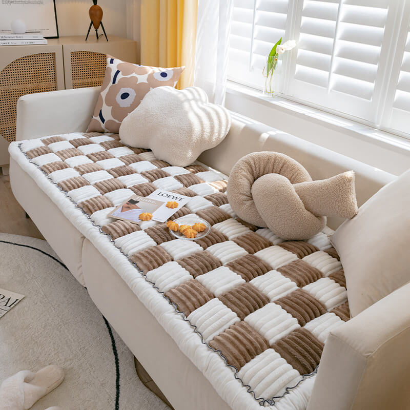 Warmer, flauschiger Sofabezug in Cremefarbe mit Karomuster für gemütliche Abende im Wohnzimmer.