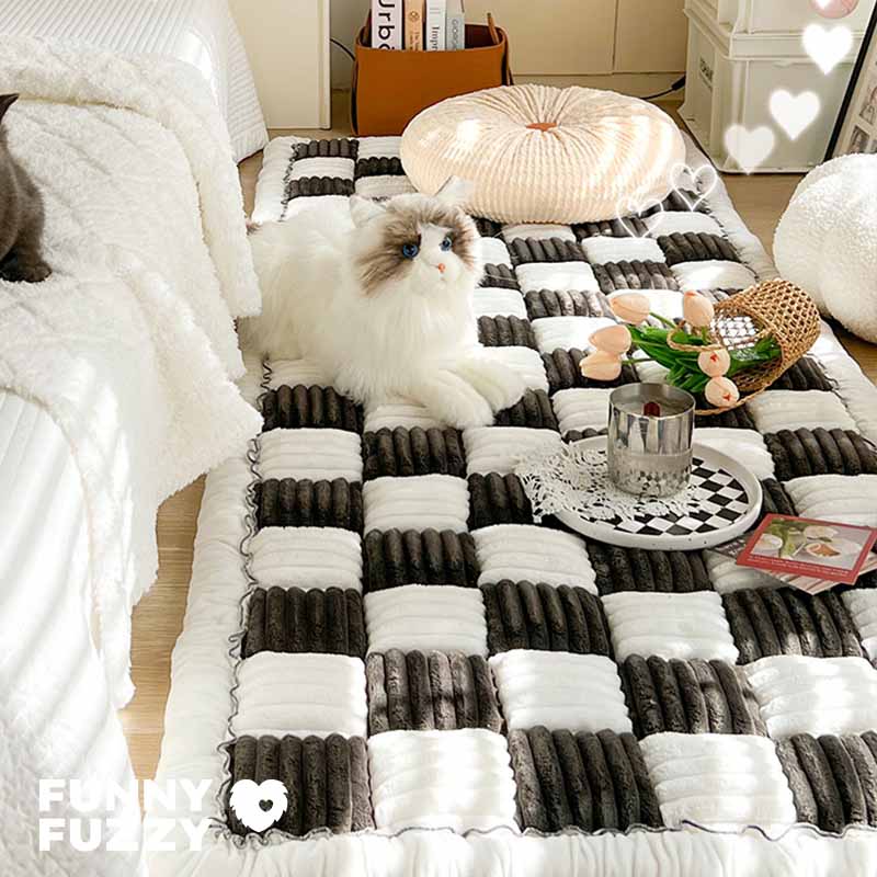 Pflegeleichter, flauschiger Sofabezug in Creme mit Karomuster; schützt und verschönert Ihr Sofa.
