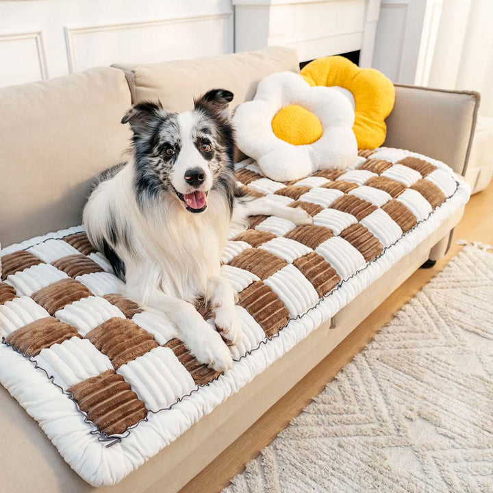 Weicher, flauschiger Sofabezug mit Karomuster in Creme; schützt Sofa vor Abnutzung.