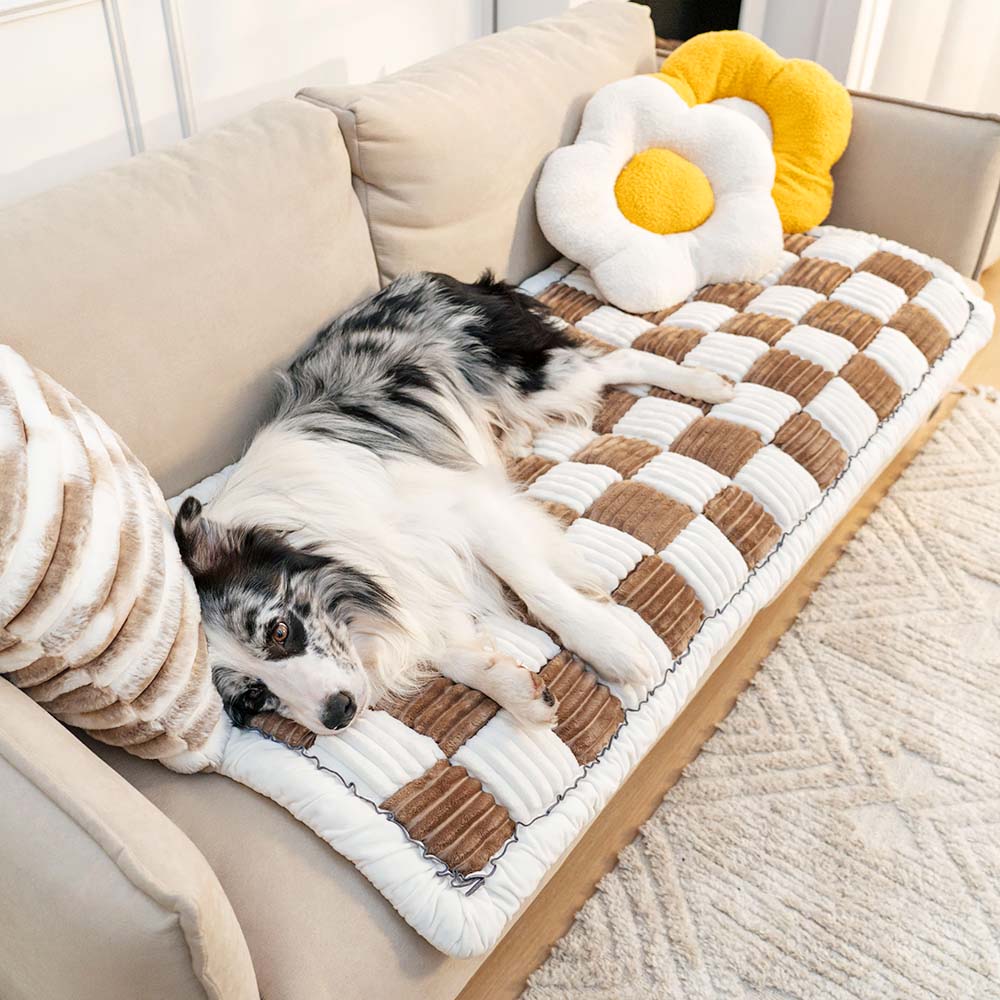 Cremefarbener Möbelschutz mit Karomuster, flauschig und strapazierfähig, für jedes Sofa.