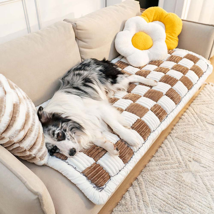 Cremefarbener Möbelschutz mit Karomuster, flauschig und strapazierfähig, für jedes Sofa.