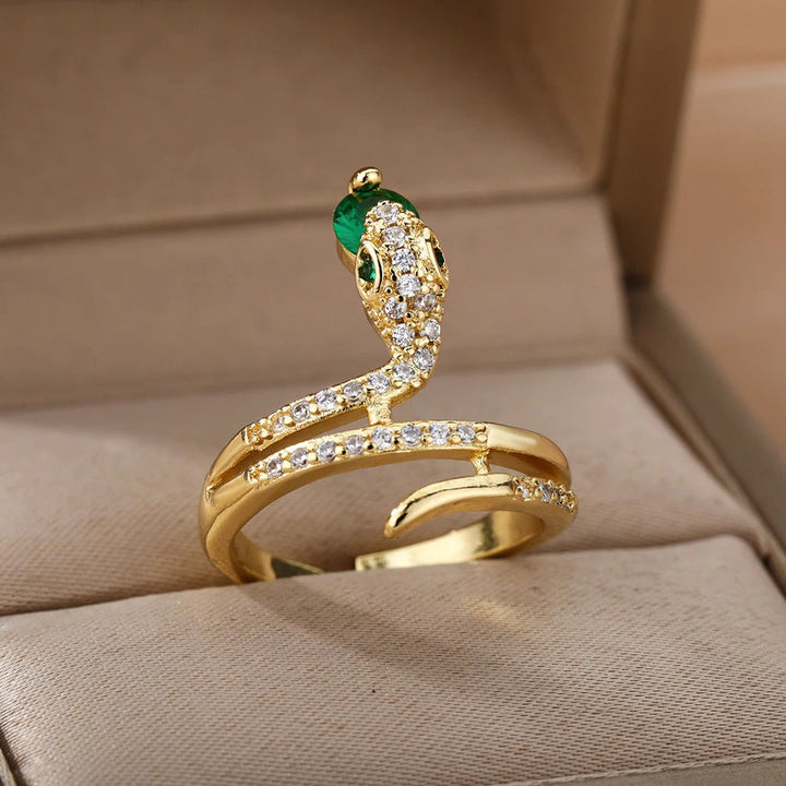 Mystischer Damen Schlangenring aus robustem Edelstahl, besetzt mit funkelnden Zirkonen. Eleganter Trendschmuck.