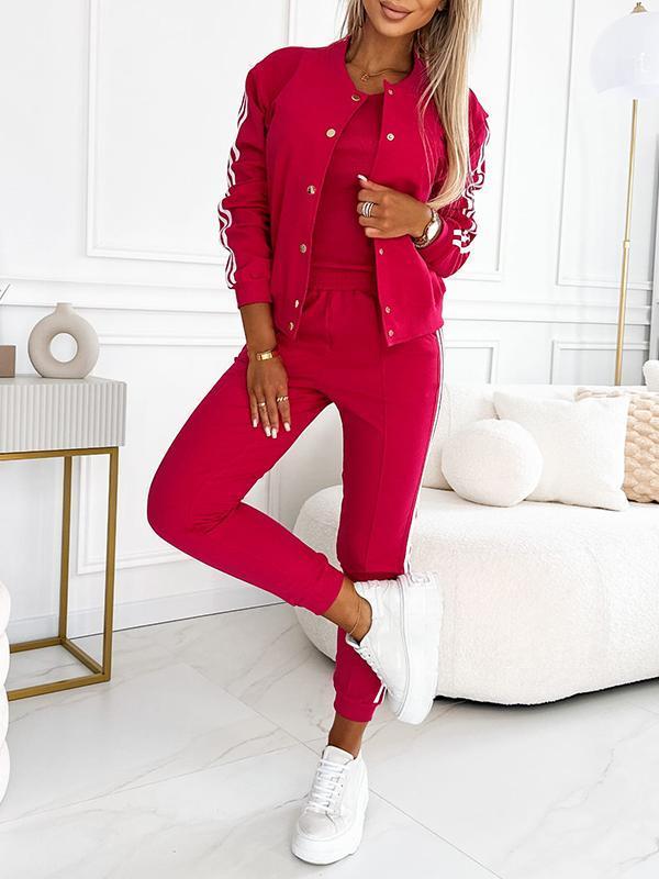 Damen Jogginganzug Set: Sport-Jacke, Racerback-Top und lange Trainingshose, auf einem Model.