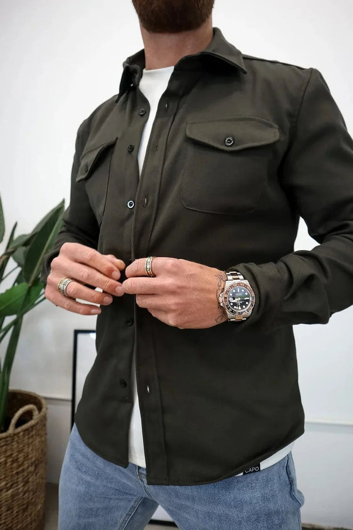 Herren Hemdjacke, dunkelblau, Smart Casual Stil, mit Knopfverschluss und zwei Brusttaschen.
