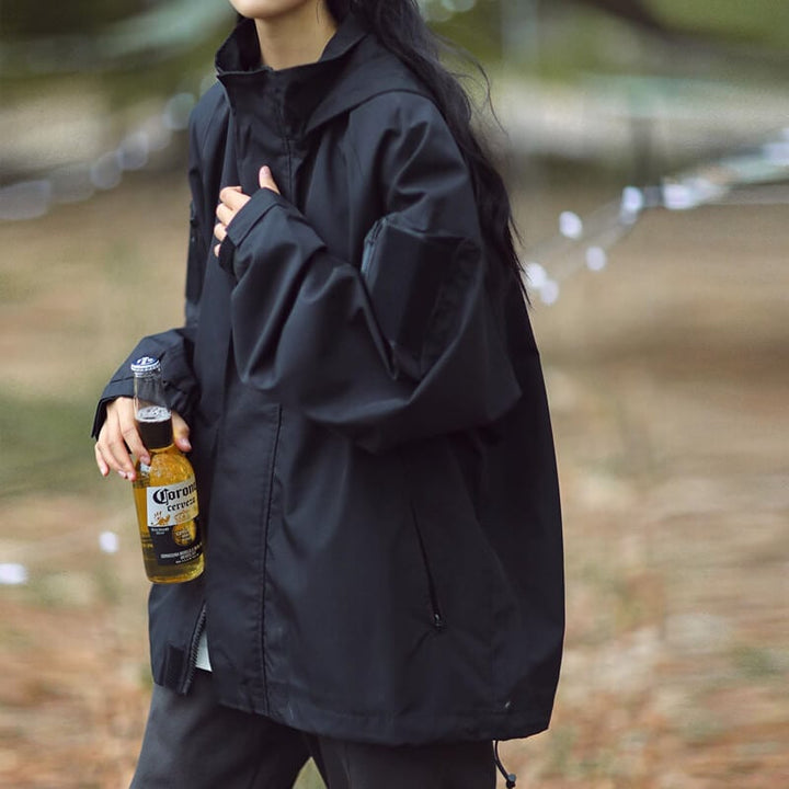 Modische Damen Softshelljacke mit Kapuze, wind- & wasserdicht, vielseitig für Camping & Alltag.