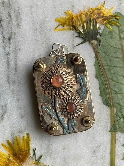 Kompakte DIY-Blumenpresse für einzigartige Bastelideen.
