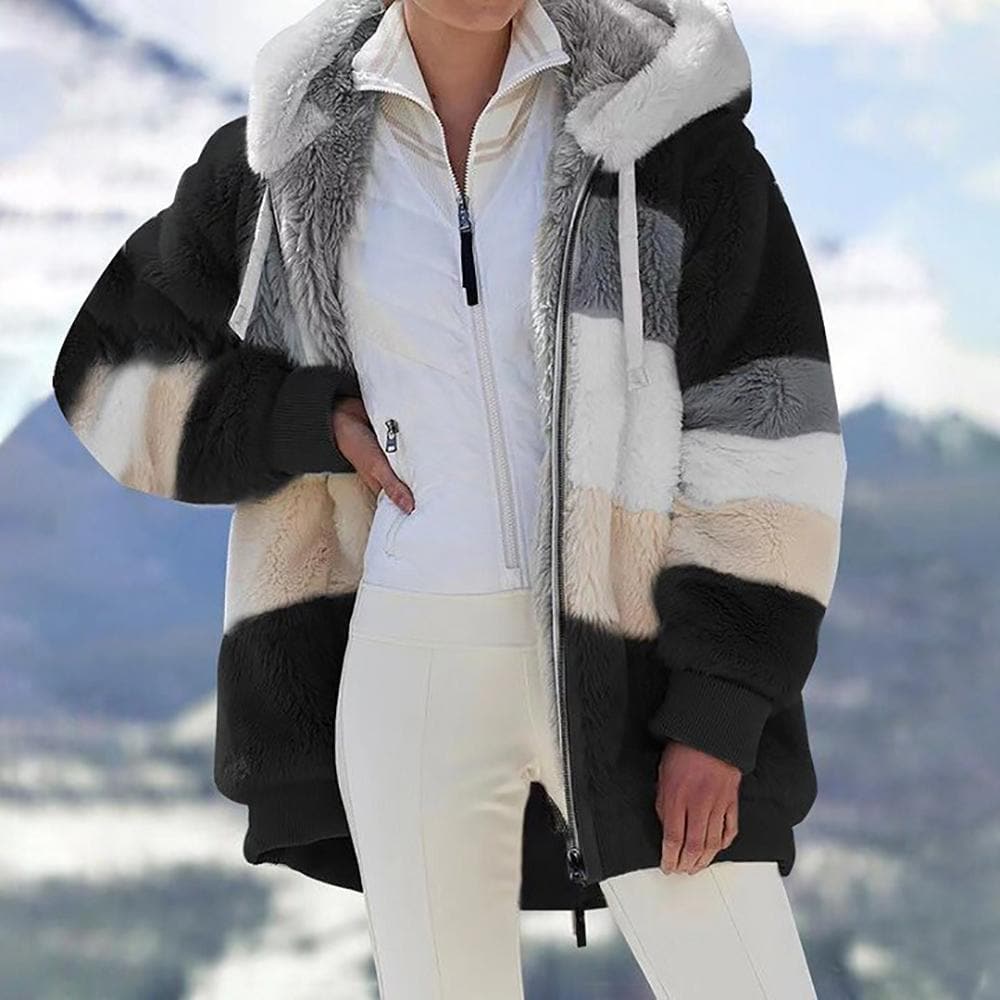 Frau trägt warme Damen Winterjacke mit Kapuze, modisch & bequem für Outdoor & Freizeit.