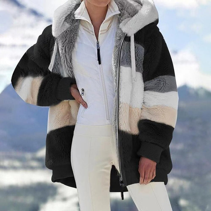 Frau trägt warme Damen Winterjacke mit Kapuze, modisch & bequem für Outdoor & Freizeit.