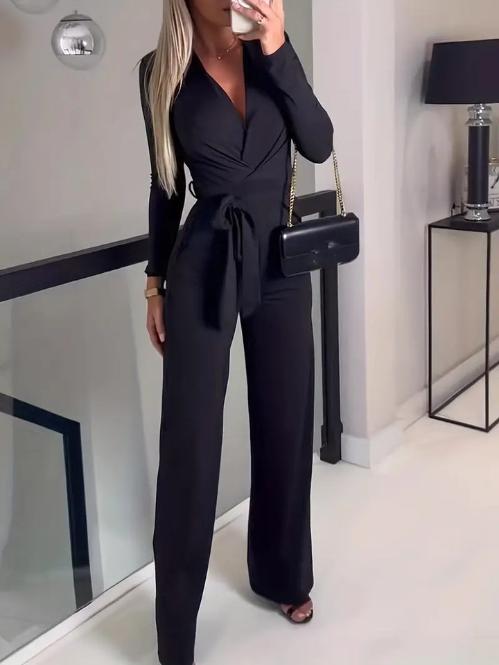 Damen Jumpsuit mit schickem V-Ausschnitt, weitem Bein & optionalem Gürtel, ideal für besondere Events.