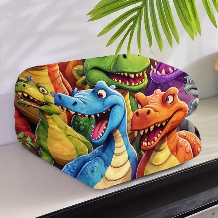 Kind kuschelt sich glücklich in warme Flanell-Decke mit farbenfrohem Dinosaurier-Motiv. Ideales Geschenk.