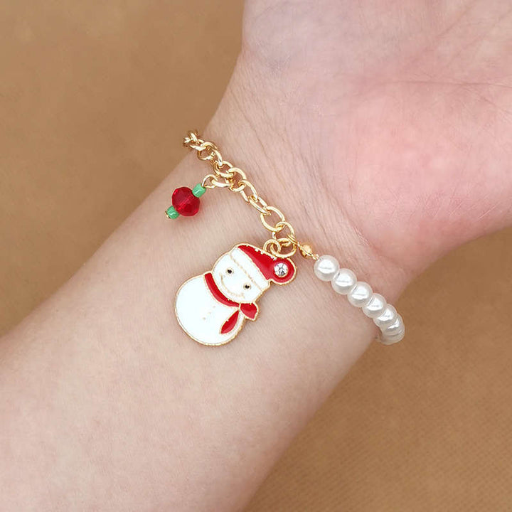 Damen Armband mit Weihnachtscharm und Perlen, festlich. Winterliches Accessoire, perfekte Geschenkidee.