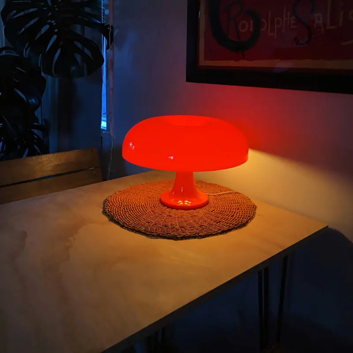 Moderne Pilz-Tischlampe, LED, kabellos, dimmbar, dekorativ, in Orange und Weiß für stilvolle Raumbeleuchtung.