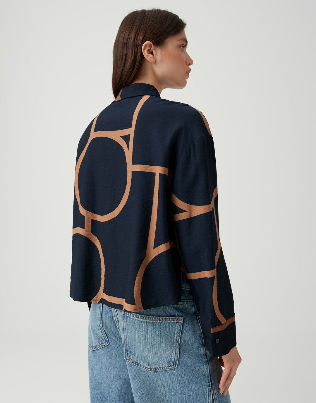 Bequeme Damenbluse mit elegantem Grafikmuster und langem Arm. Perfektes Oberteil im LooseFit für Alltag & Büro.