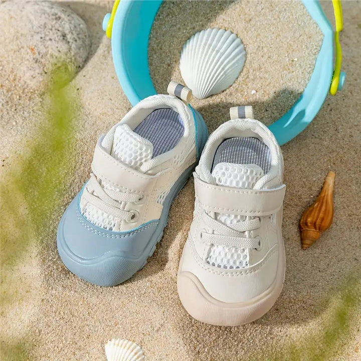 Flexible Barfußschuhe für Babys, fördern gesunde Fußentwicklung bei ersten Schritten & Spiel.
