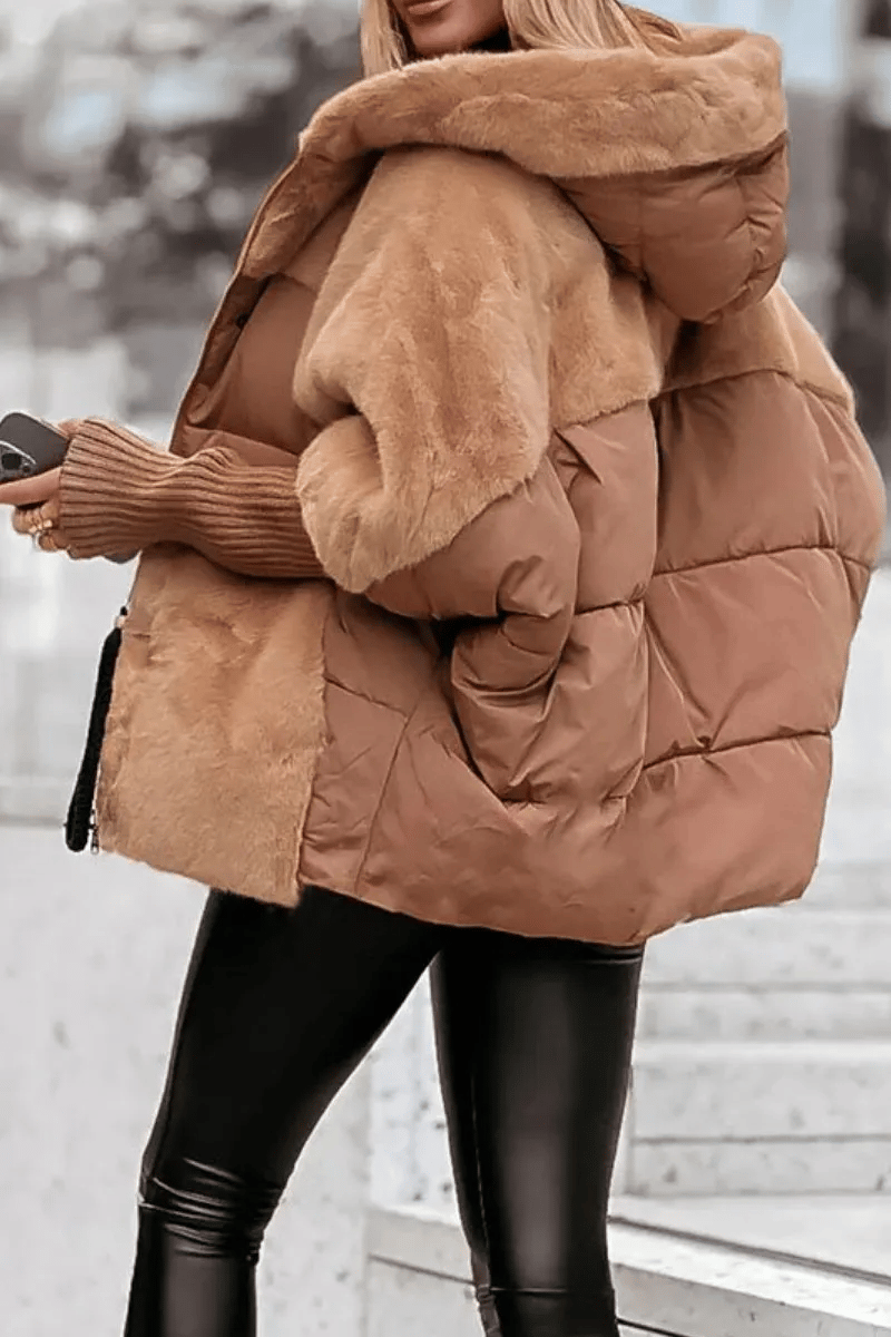 Modische Damen Oversize Steppjacke, gefüttert, mit eleganten Fell-Details. Perfekt für Frauen im Winter.