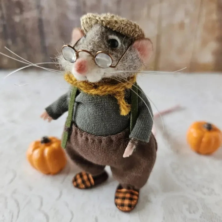 Charmante Nadelfilzmaus, handgefertigt, ideal als herbstliche Halloween-Deko oder Winter-Accessoire.