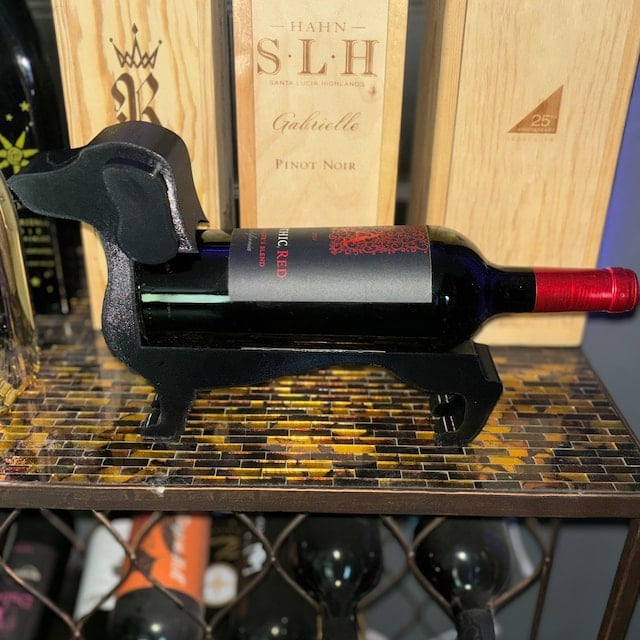 Origineller Dackel Weinflaschenhalter als charmantes Wohnaccessoire und Geschenkidee.