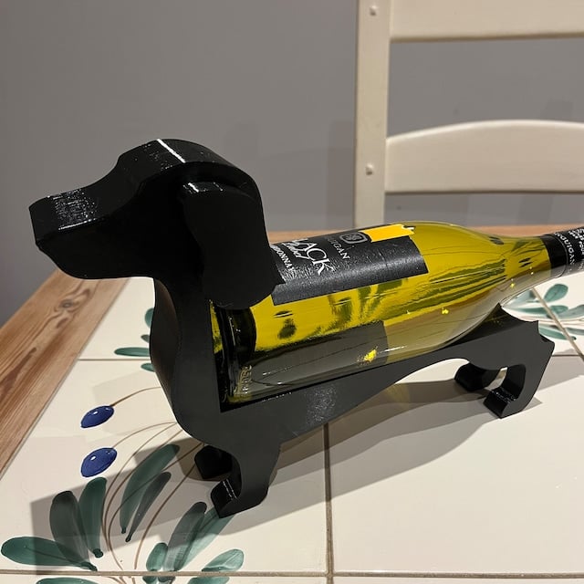 Stilvoller Dackel Flaschenhalter, detailliertes Kunstharz-Design als Tischdekoration.