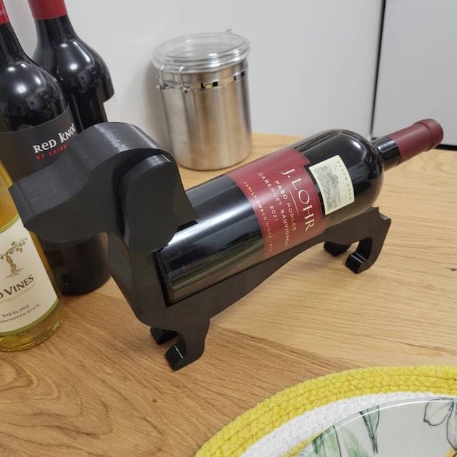 Robuster Dackel Weinflaschenhalter aus Kunstharz, stabiler Tischständer für Flaschen.