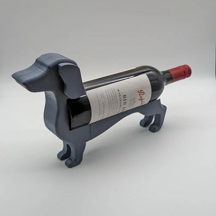 Charmante Dackel Dekoration: Weinflaschenhalter aus Kunstharz für stilvolle Weinpräsentation.