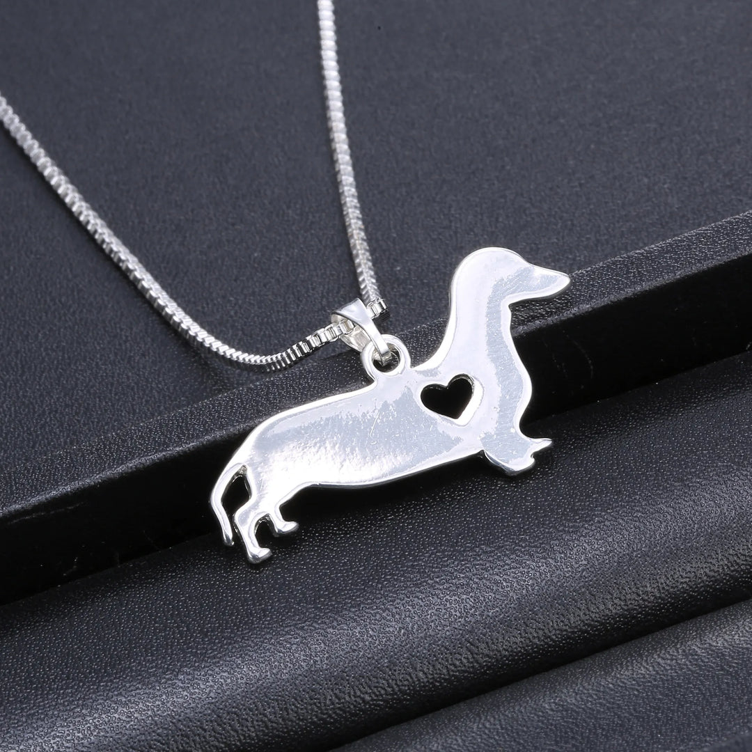 Eleganter Silber Anhänger mit Dackel und Herz für Tierfreunde. Unisex Halskette als besonderes Geschenk.
